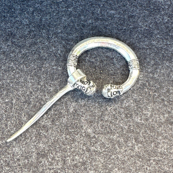 Wikinger-Ringfibel mit plastisch gestalteten Tierköpfen – Bild 3
