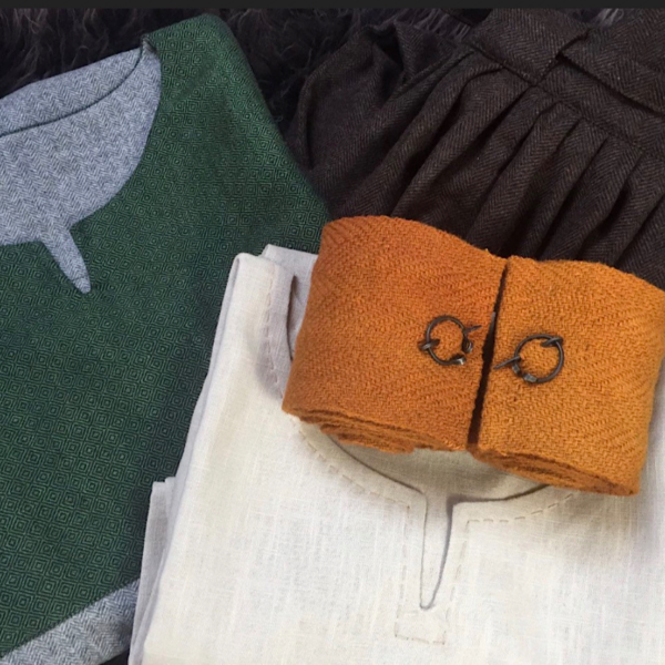 Wadenwickel-Halter Wikingerkleidung, Stahlfibeln, Reenactment – Bild 3