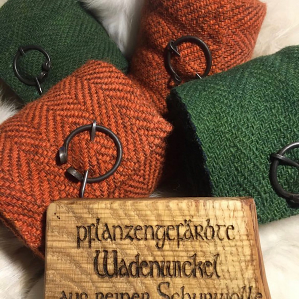 Wadenwickel-Halter Wikingerkleidung, Stahlfibeln, Reenactment – Bild 4